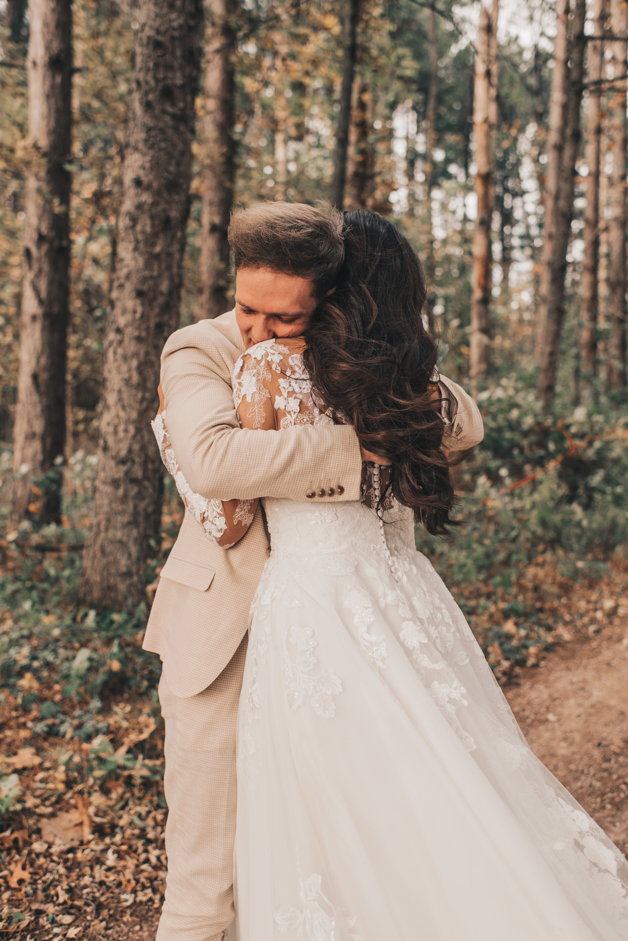 Wisconsin Wedding, Midwest Airbnb Wedding, Adventurous Airbnb Wedding, Outdoor Fall Modern Rustic Wedding, Wisconsin Wedding Photographer, Midwest Wisconsin Wedding Venue, First Look 