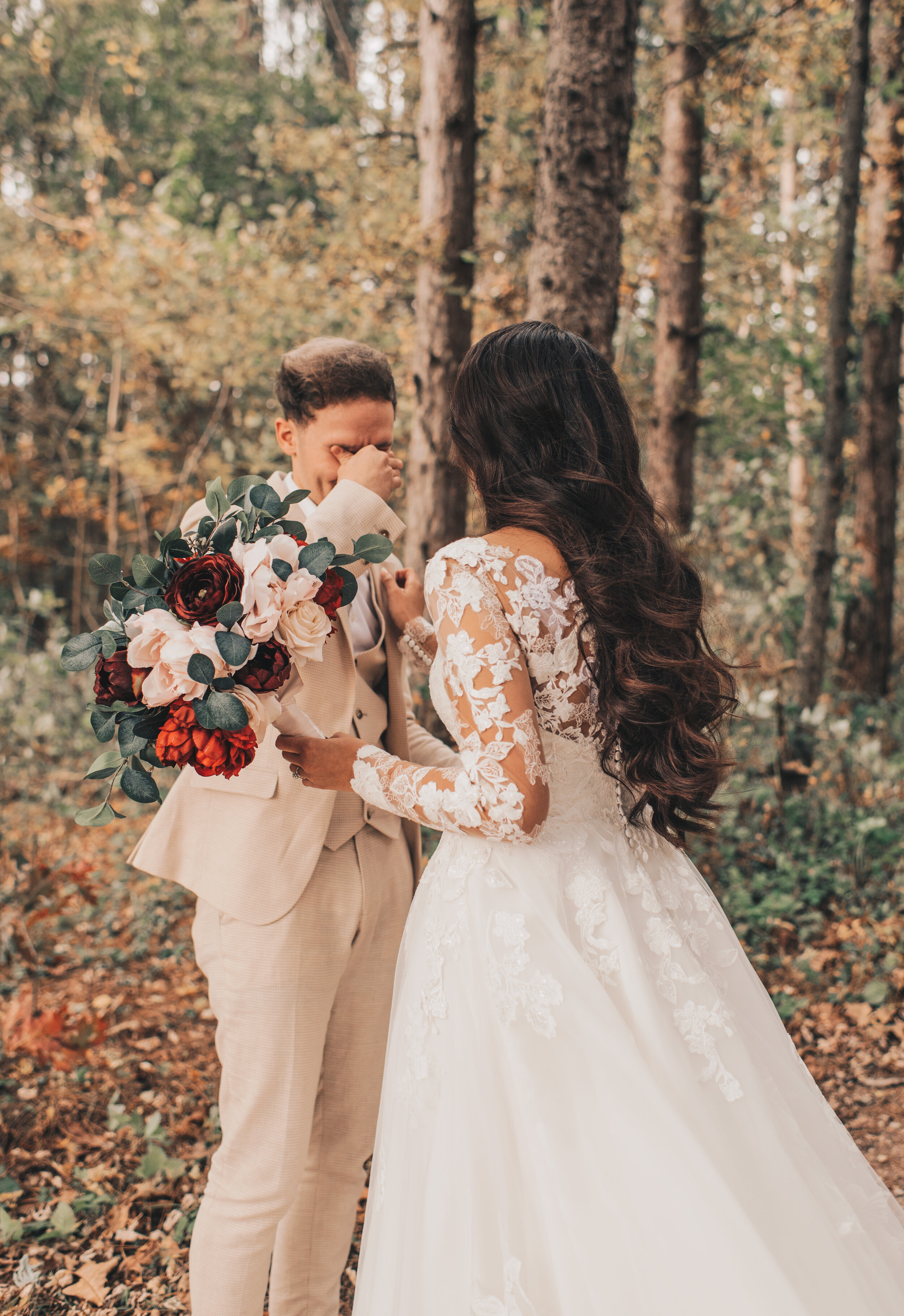 Wisconsin Wedding, Midwest Airbnb Wedding, Adventurous Airbnb Wedding, Outdoor Fall Modern Rustic Wedding, Wisconsin Wedding Photographer, Midwest Wisconsin Wedding Venue, First Look 