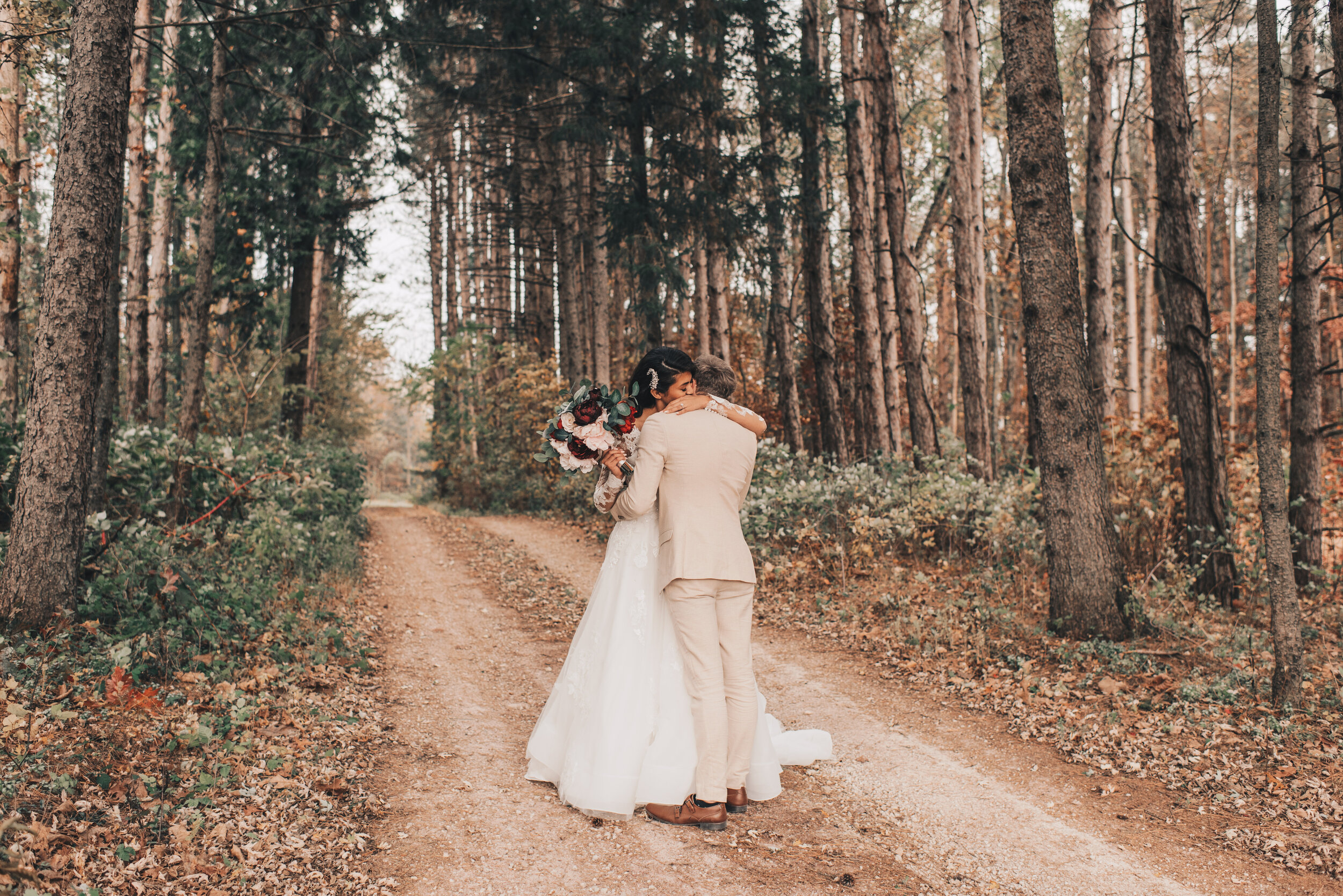 Wisconsin Wedding, Midwest Airbnb Wedding, Adventurous Airbnb Wedding, Outdoor Fall Modern Rustic Wedding, Wisconsin Wedding Photographer, Midwest Wisconsin Wedding Venue, First Look 