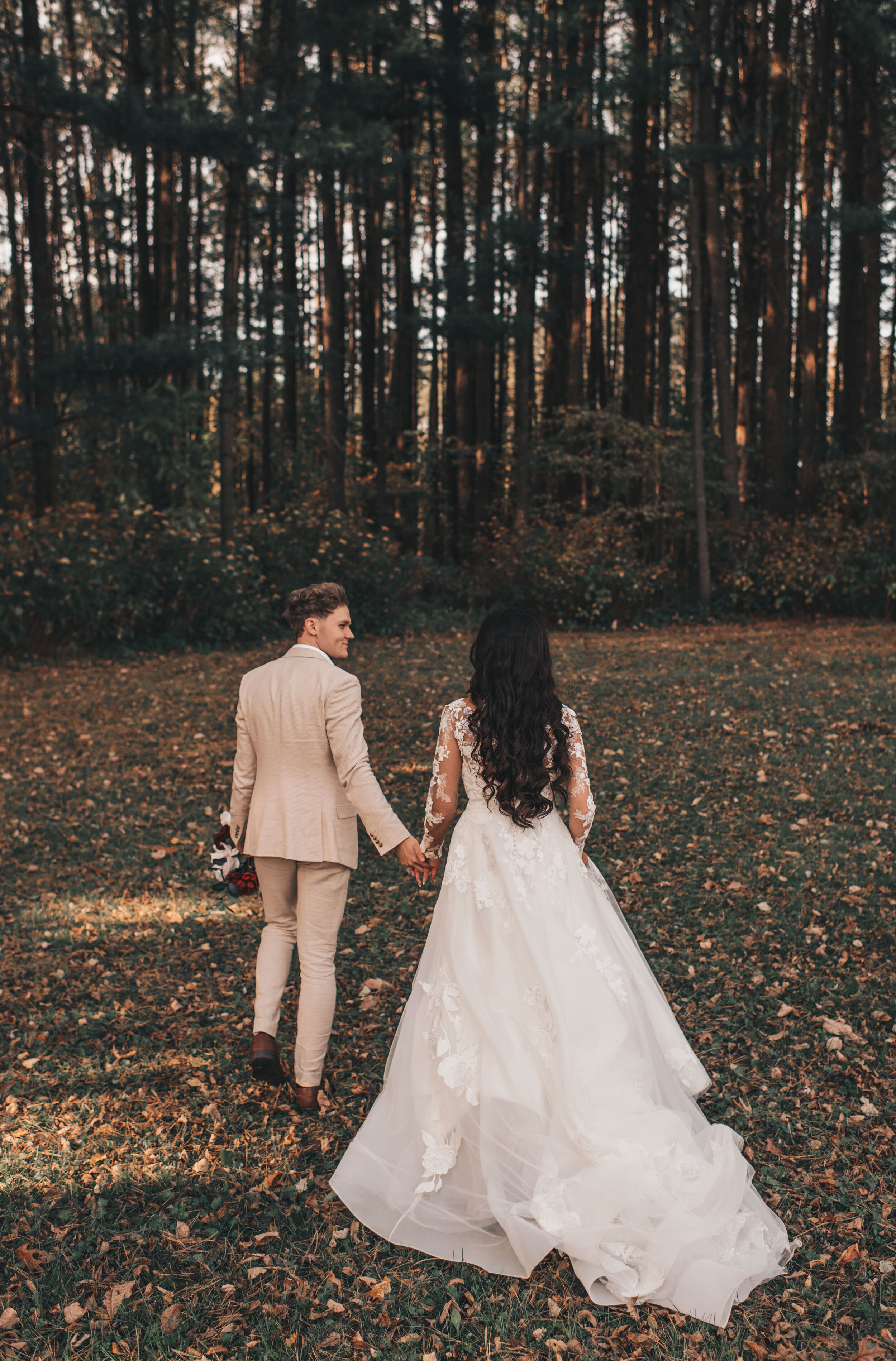 Wisconsin Wedding, Midwest Airbnb Wedding, Adventurous Airbnb Wedding, Outdoor Fall Modern Rustic Wedding, Wisconsin Photographer, Wisconsin Wedding Venue, Pine Tree Forest Bride &amp; Groom Photos