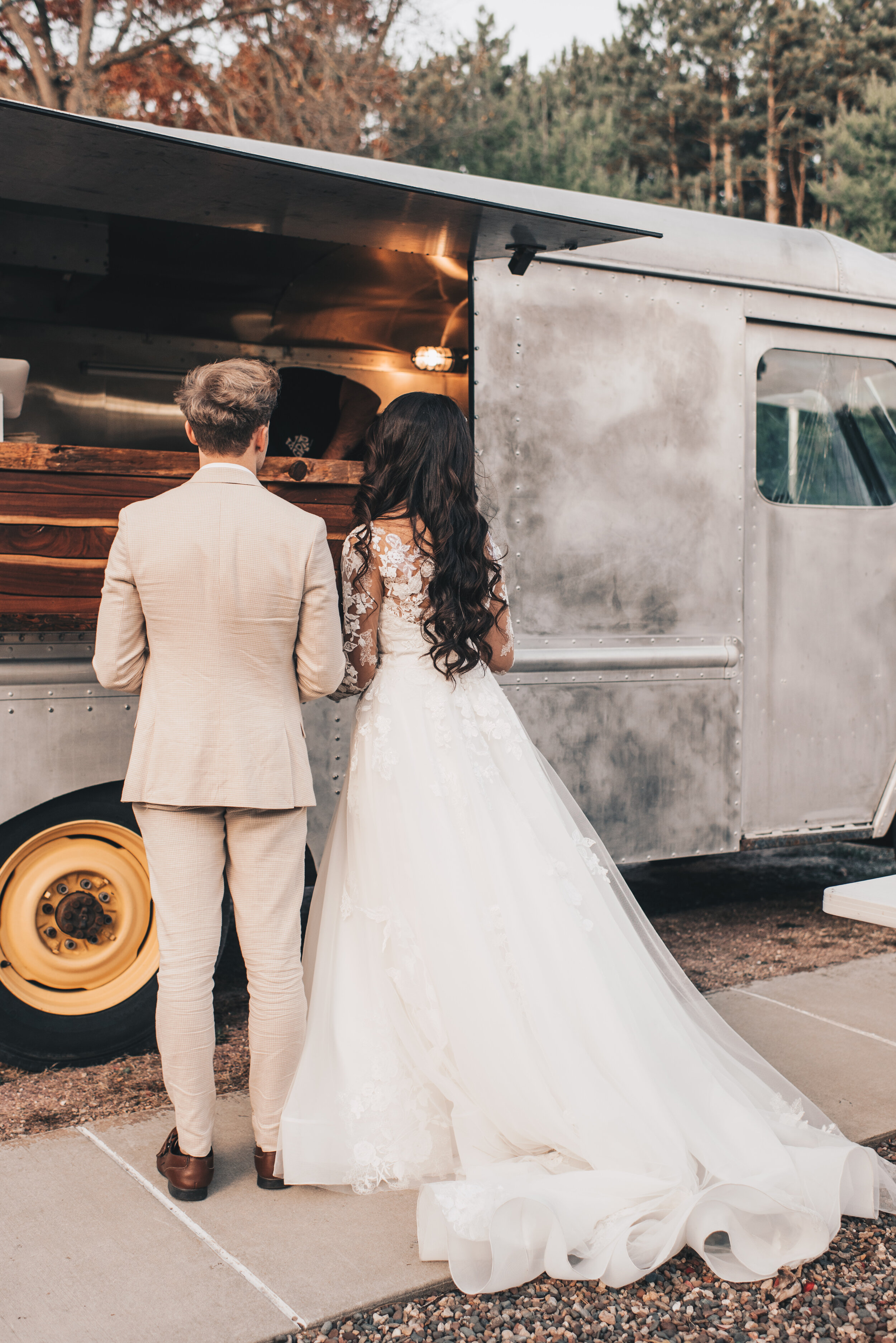 Wisconsin Wedding, Midwest Airbnb Wedding, Adventurous Airbnb Wedding, Outdoor Fall Modern Rustic Wedding, Wisconsin Photographer, Wisconsin Wedding Venue, Wedding Taco Truck