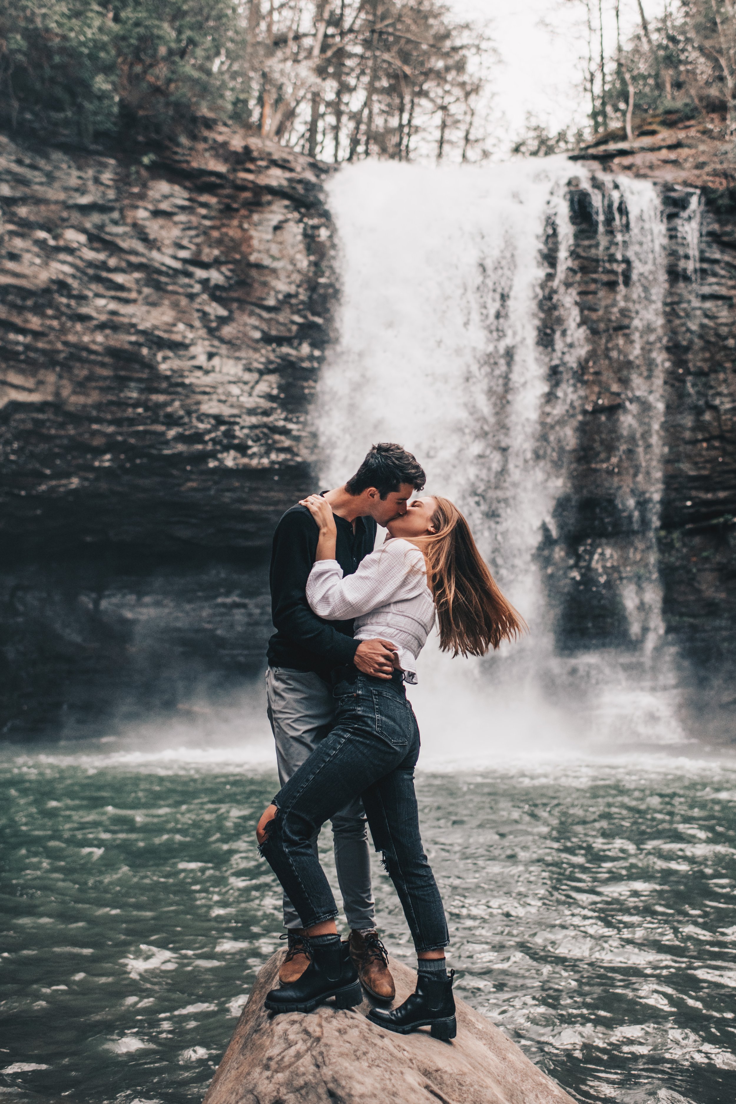 Waterfall engagement session, Waterfall couples photos, Illinois 