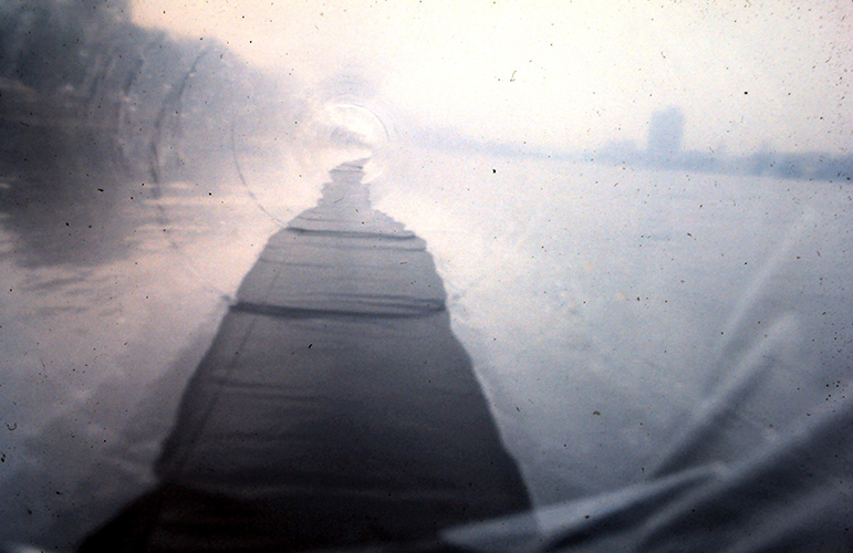 'Túnel sobre el Charles River'. Boston. Polietileno, aire y bomba3. (con Howard York) 1972