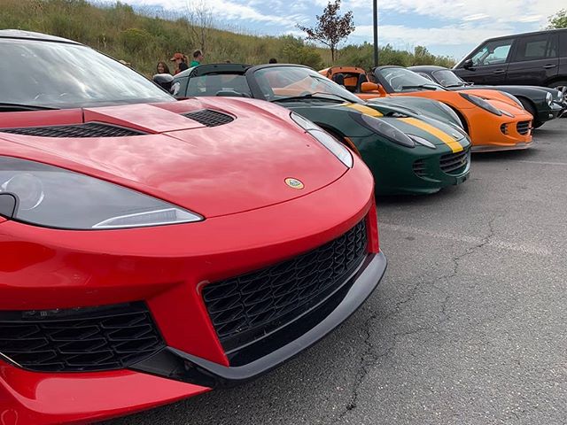 We seemed to create an impromptu car show before heading up to the LoCo summer picnic earlier this year.
📸: @petermonson