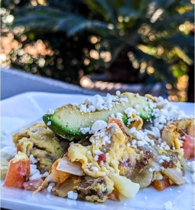 Seaside cravings? Look no further! Our Ocean Club breakfast offers the best of both worlds - two fresh eggs scrambled with bacon, sausage, tomatoes, and onions, all topped with creamy avocado and goat cheese! 🌊🍳🥑

#watusi #hiltonheadbrunch #hilton