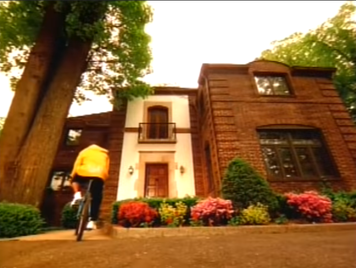 LL Cool J riding a bike in the "Loungin' (Who Do Ya Luv?)" music video - Notice the left pant leg, which is not “ghetto leg”