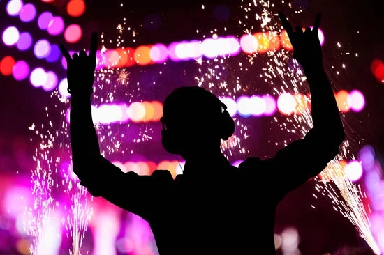 canva-dj-silhouette-MABlsYYuvcw.jpg