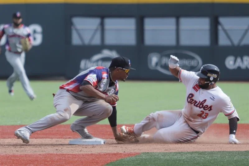 15-4. Venezuela supera a Dominicana en una feria de imparables y cuadrangulares .jpg