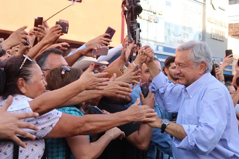 López Obrador repunta en sondeos pese a polémica por aeropuerto mexicano .jpg