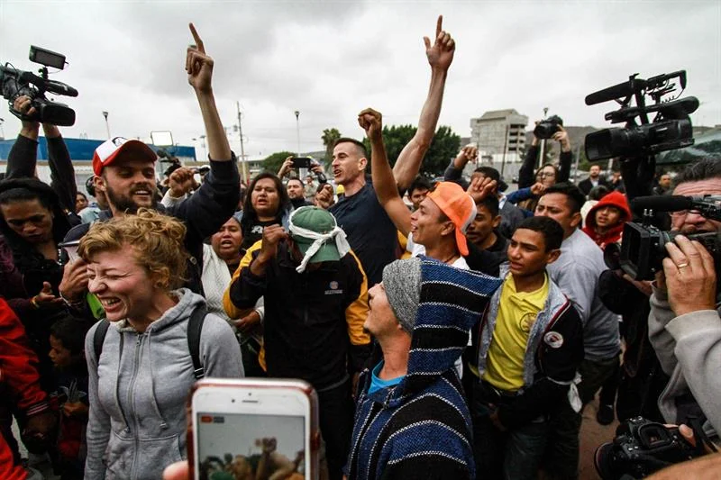 %22¡Sí se pudo!%22, grita caravana migrante tras primeros ingresos a EE.UU. .jpg