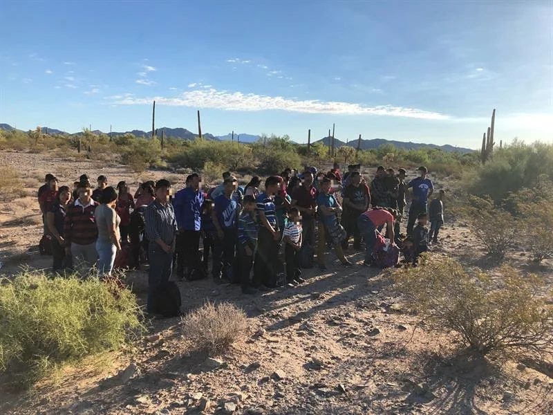 Fotografía cedida por la Patrulla Fronteriza donde se muestra a un grupo de inmigrantes de los 1200, la mayoría centroamericanos, que fueron arrestados en los últimos tres meses mientras viajaban como parte de numerosos grupos de indocumentados.