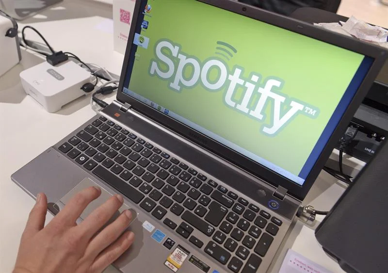 Huérfana de ideas, la otrora floreciente industria de la música grabada hacía aguas por los rigores de una piratería descarnada cuando en 2008 nació Spotify, salvavidas que en 10 años de existencia se ha revelado además como clave para su radical transformación