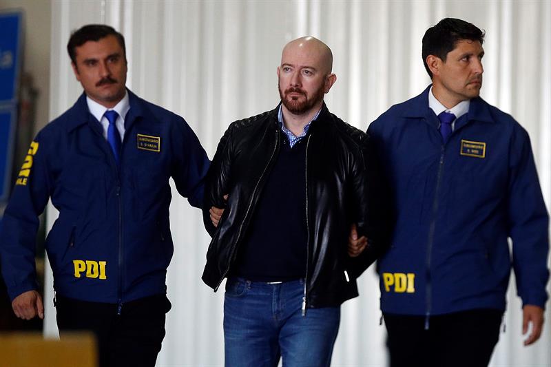 El falso economista extraditado desde Rumanía es declarado culpable de 29 estafas en Chile Rafael Garay (c), falso economista que fue extraditado desde Rumanía.
