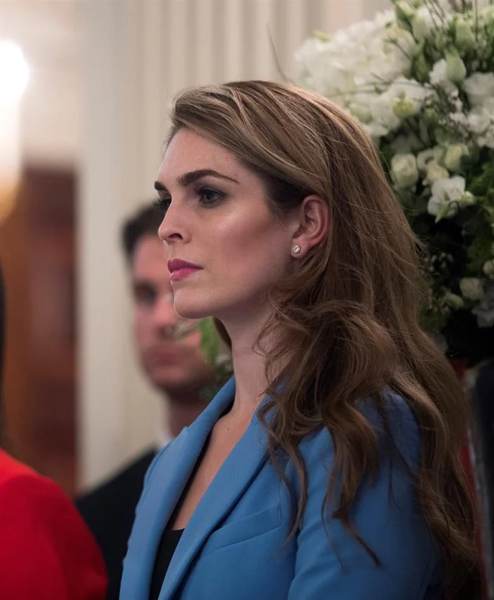 Imagen de archivo que muestra a la entonces directora de Comunicación de Trump, Hope Hicks, durante una charla de Donald Trump con alumnos de instituto y sus profesores en la Casa Blanca, Washington, Estados Unidos, el 21 de febrero de 2018. Medios locales informaron hoy, 8 de octubre de 2018, de que Hicks será la nueva jefe de comunicaciones de la cadena de televisión estadounidense Fox.