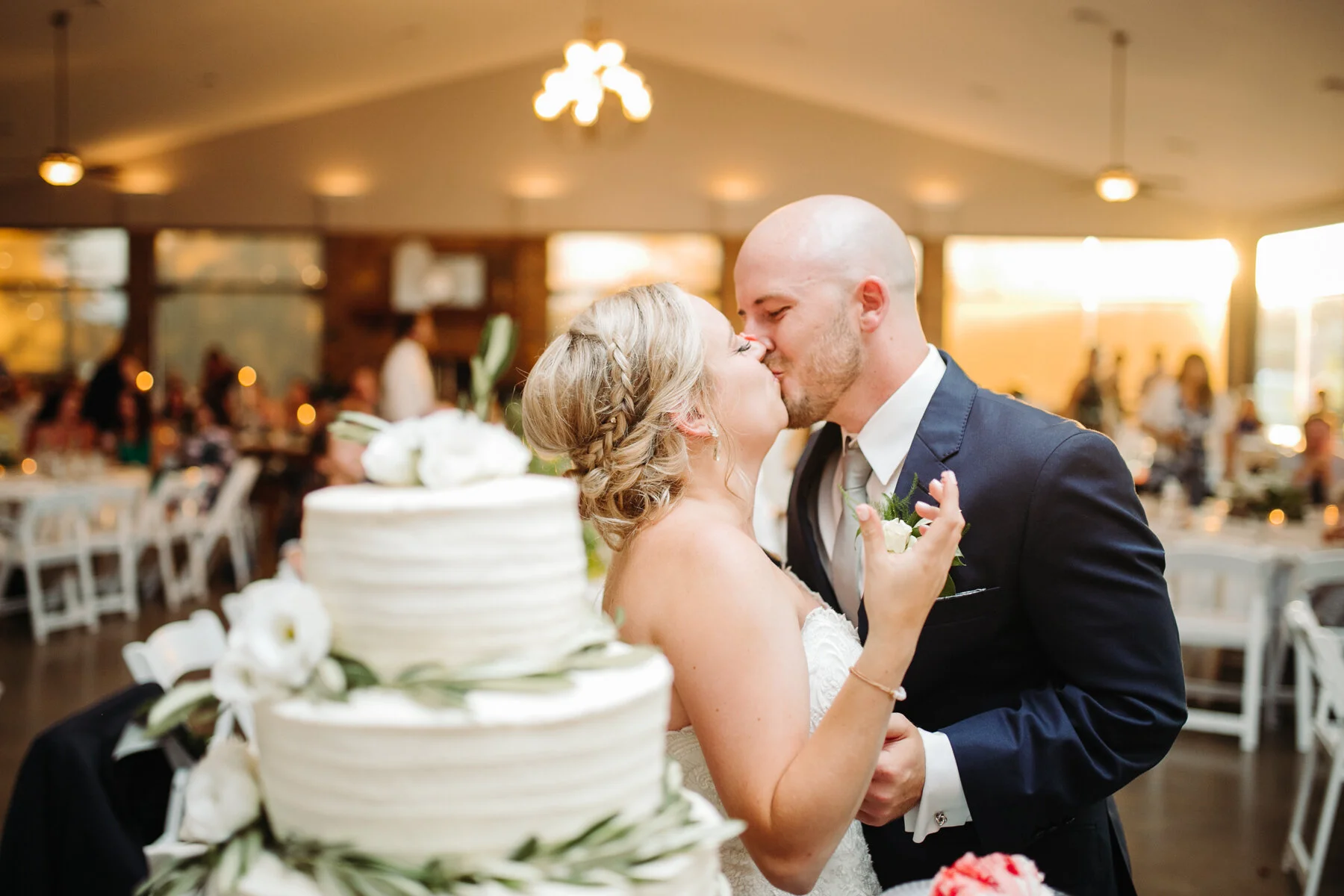 cake cutting at a sunny outdoor wedding at hunter valley farms in knoxville tennessee