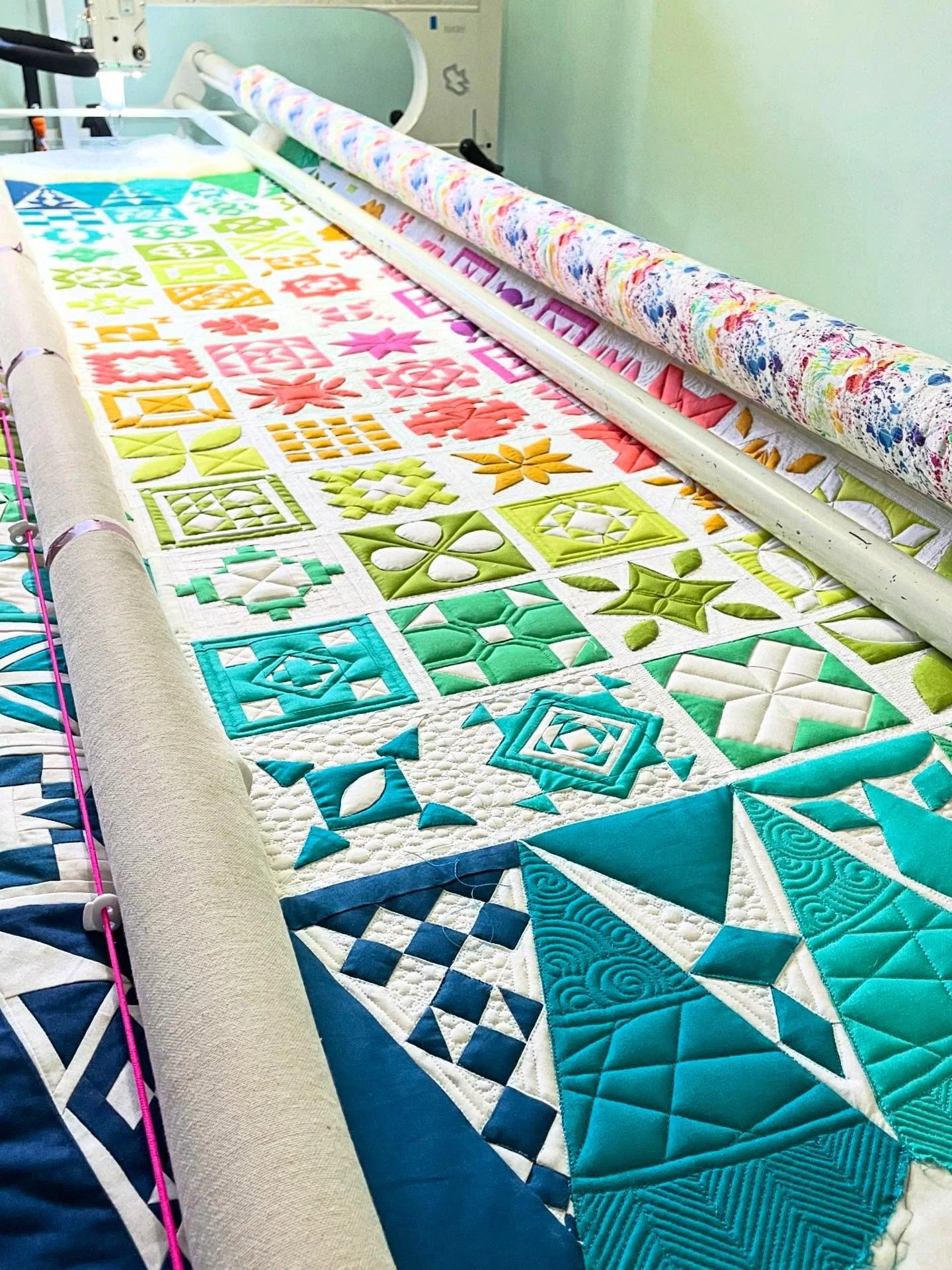 It&rsquo;s amazing how when you actually work on something, progress gets made. Crazy right? With the kids back in school this week, plus a FULL DAY of quilting last weekend, so much progress has been made on this project. Like, the end is in sight s