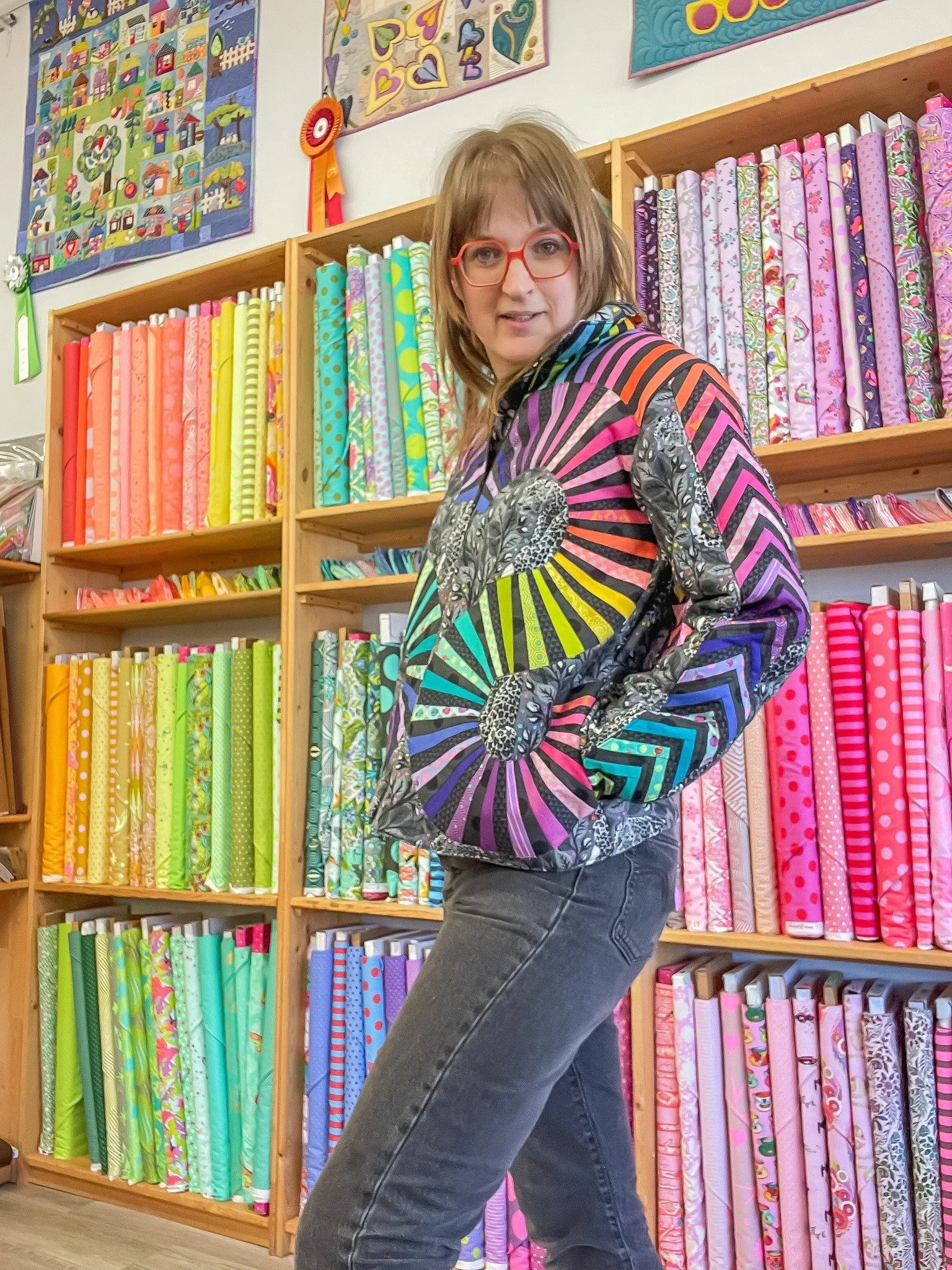 I've been working on this Bella Quilt Coat to get it don on time for the @centralalbertaquilters show this weekend, and squeaked it out just in time. It turned out much brighter than I expected, and I am not mad about it. It will be hanging out at @q