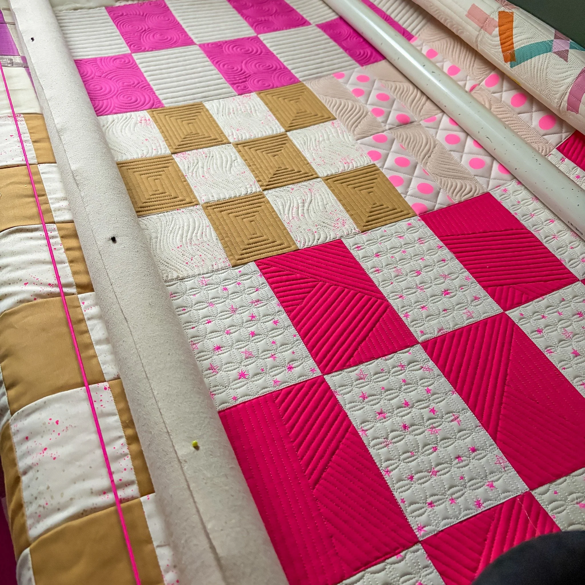 Just some texture shots because I'm a little obsessed. Working on this #elatequilt  right now for a client (a commission client not a long arm-only client) and I keep sneaking downstairs to work in it "just for a few minutes" because

A) I'