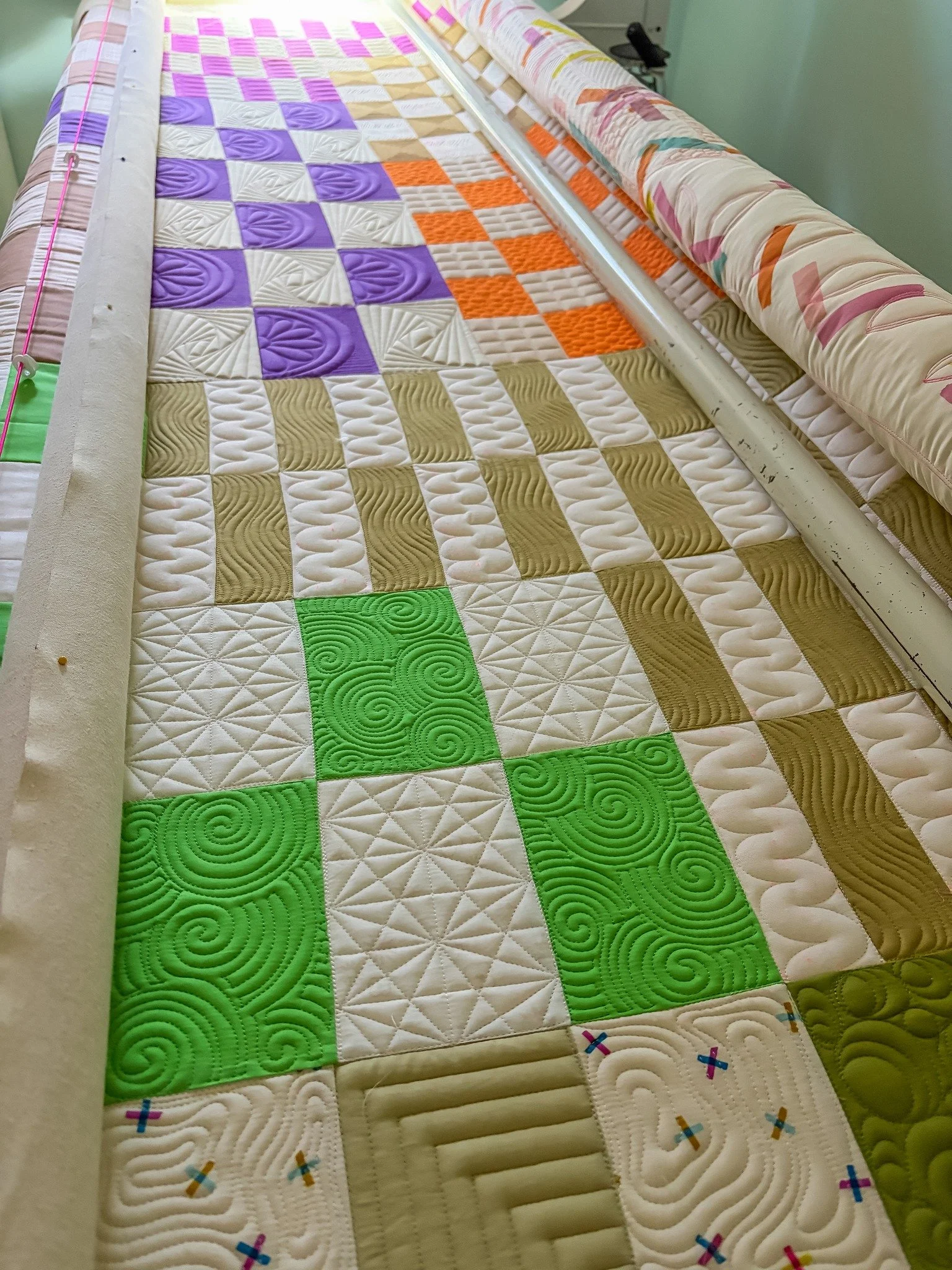 I'm obsessed. And having just so much fun. 

#elatequilt #longarmquilting #apqs