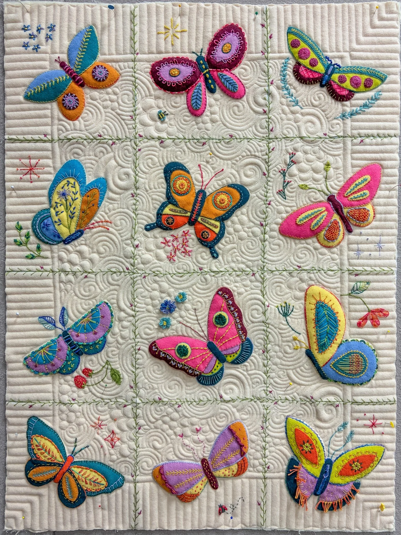 I had the most fun quilting this cutie for @wonderfilspecialtythread yesterday! Such a cute quilt! You can check it in the Wonderful booth if you're heading to International Quilt Festival next month!

#longarmquilting #fmq #handguidedquilting