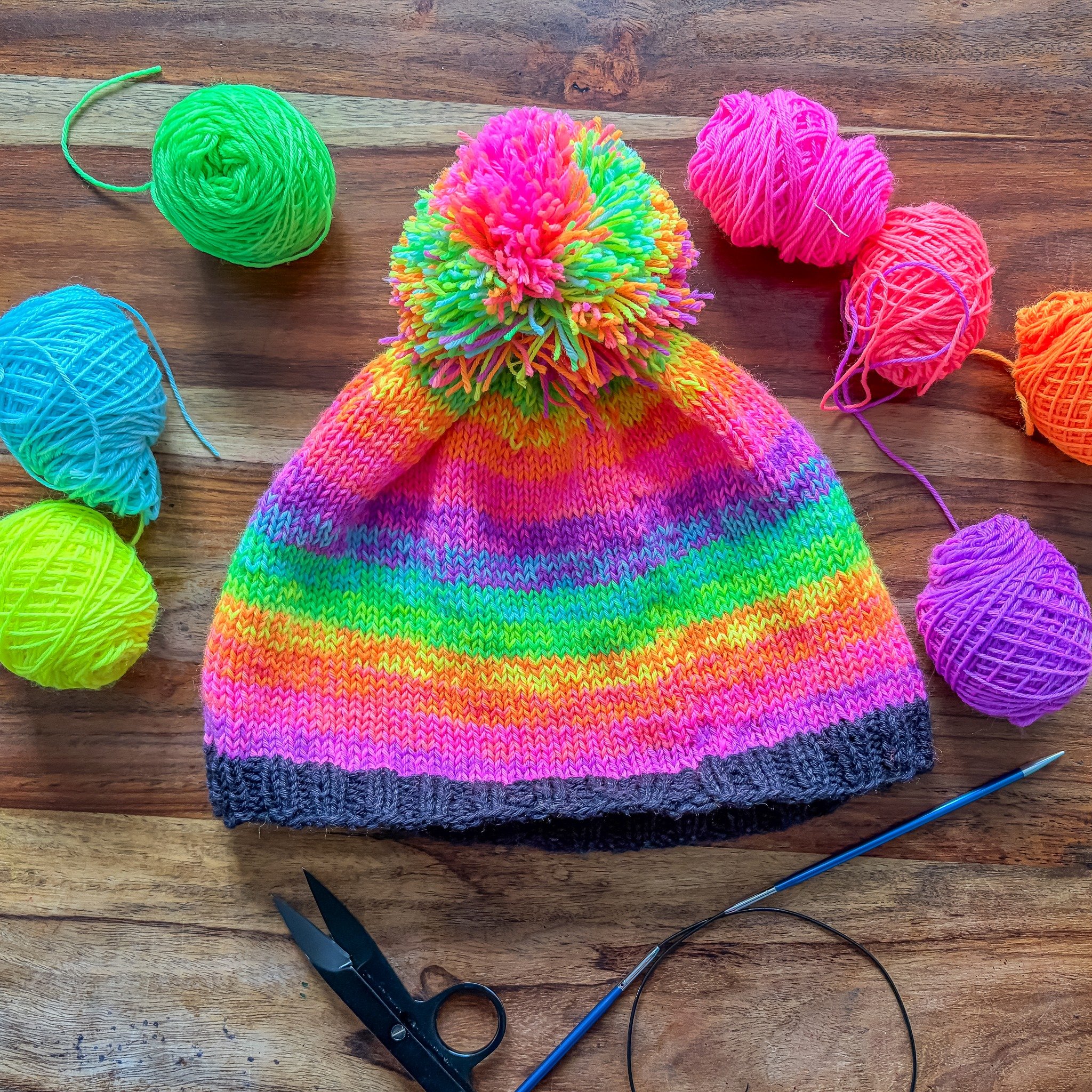 The last thing I knit was a scarf in 2005... but this week I knitted this toque and I'm a little crazy about it. Not shown is the super cute sock I knitted that I can't get my foot into :P  G keeps trying to steal it from me so I guess I need to make
