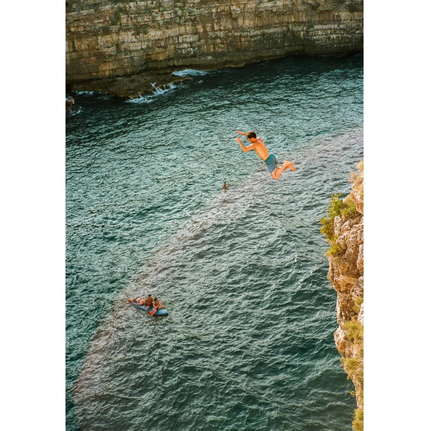cliff divers/Polignano a Mare
the beach clubs of Sorrento
the Spanish steps
the often decorated back streets of Monopli
women be shoppin&rsquo; in Capri
Anacapri
🏛️🐅⚔️🛡️
reflection/Rome
random street in Rome

&hellip;posting Black and White shots 