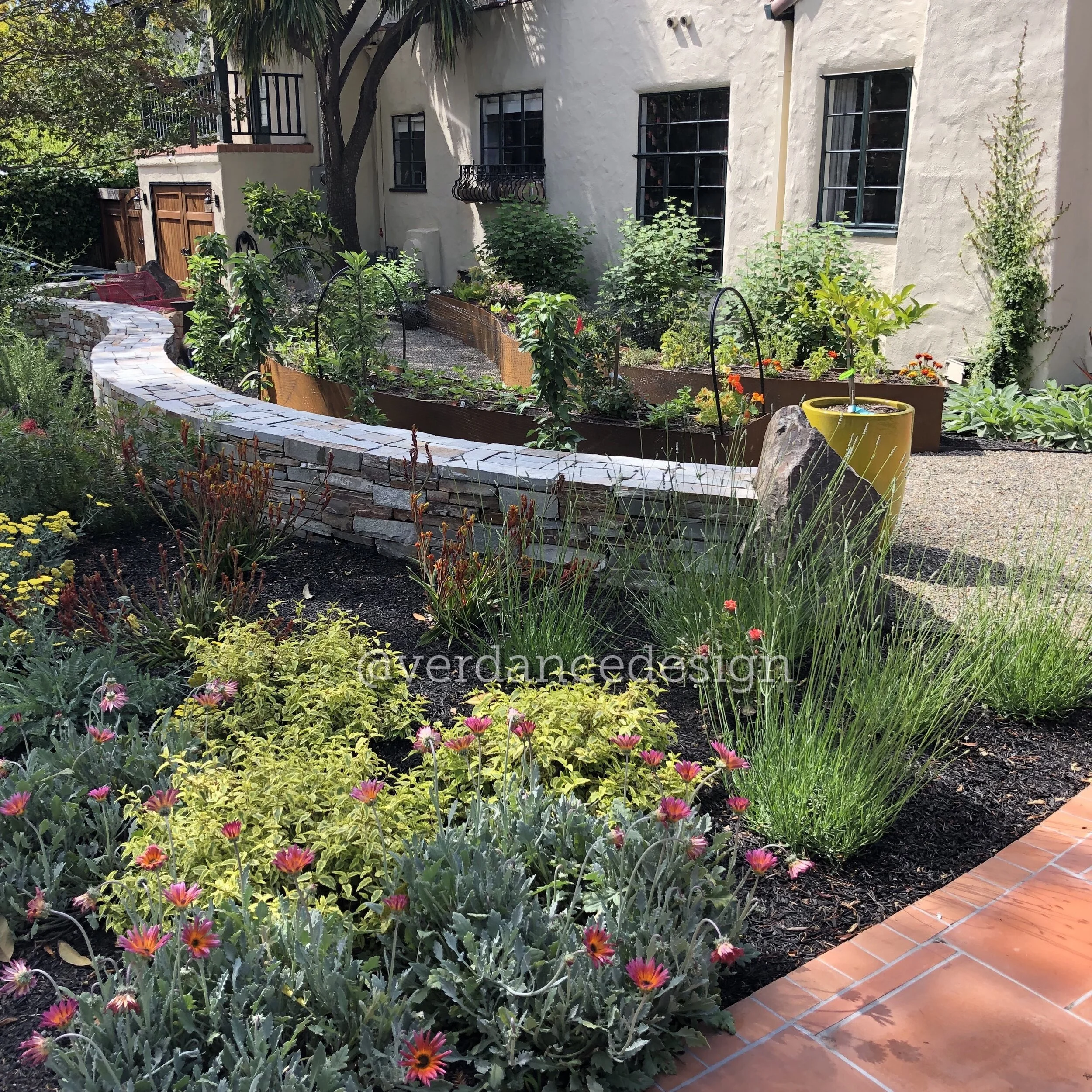 verdance-landscape-architecture-palo-alto-BIE-dry-stacked-wall-and-planters.jpg