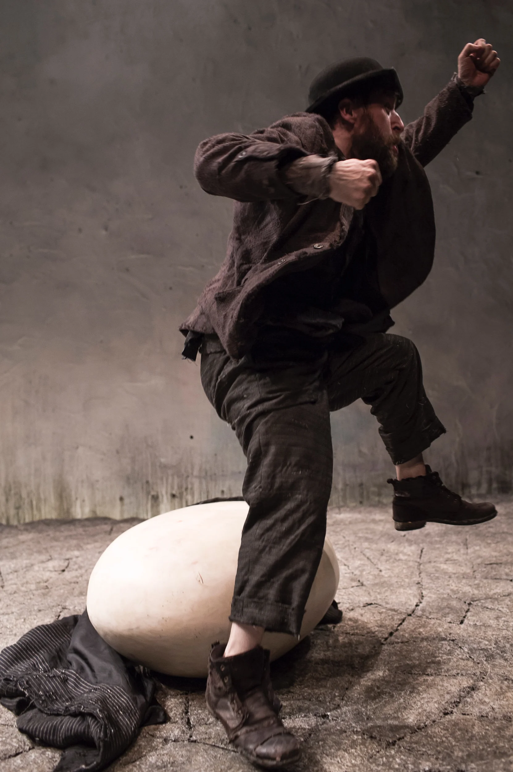 aaron monaghan as estragon in druid’s production of waiting for godot by samuel beckett directed by garry hynes. photo matthew thompson (2).jpeg