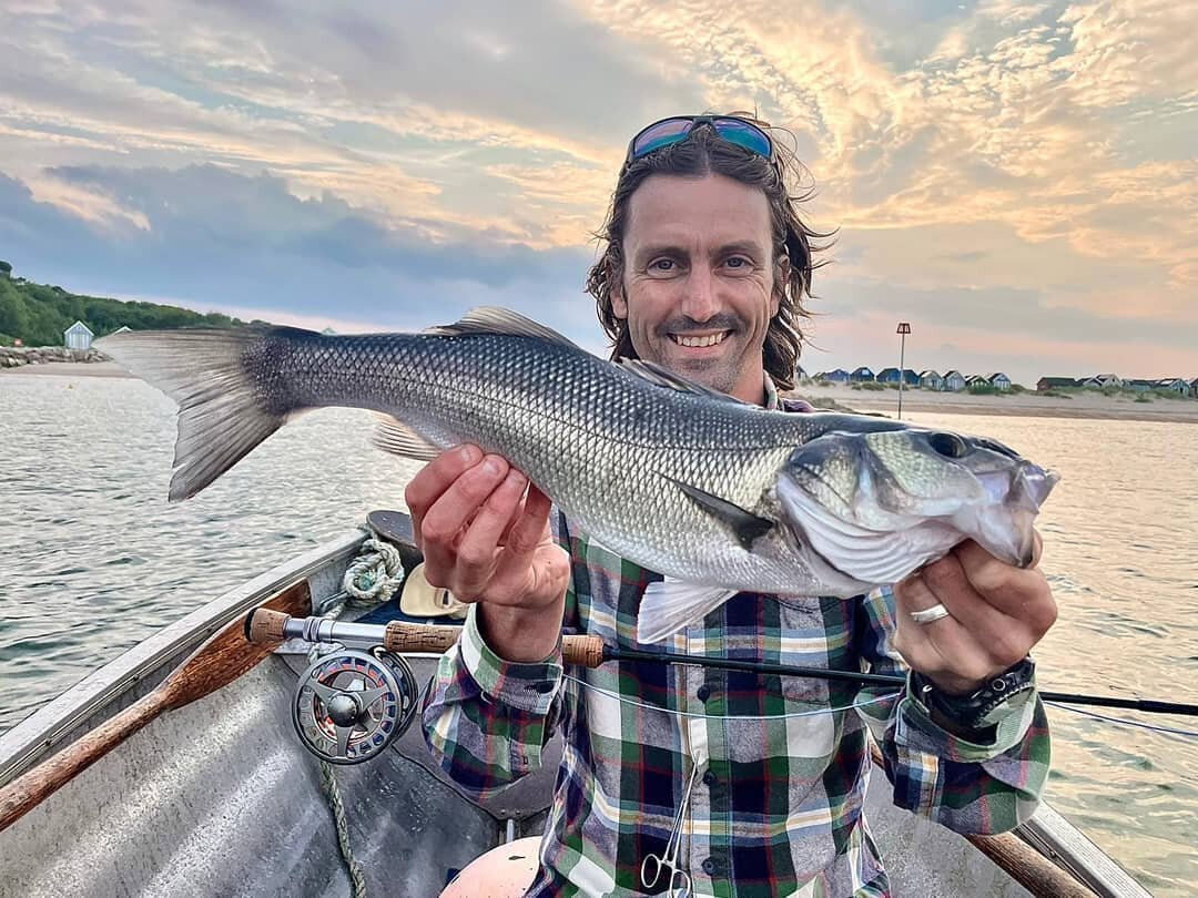 It was hard to find some water clarity as the harbour is chucking out chocolate due to the recent rains. We got a few though and what a smile on this football legends face!! 

#backofthenet #saltwaterflyfishing #bassfishing #bassfishinguk #russtyhook