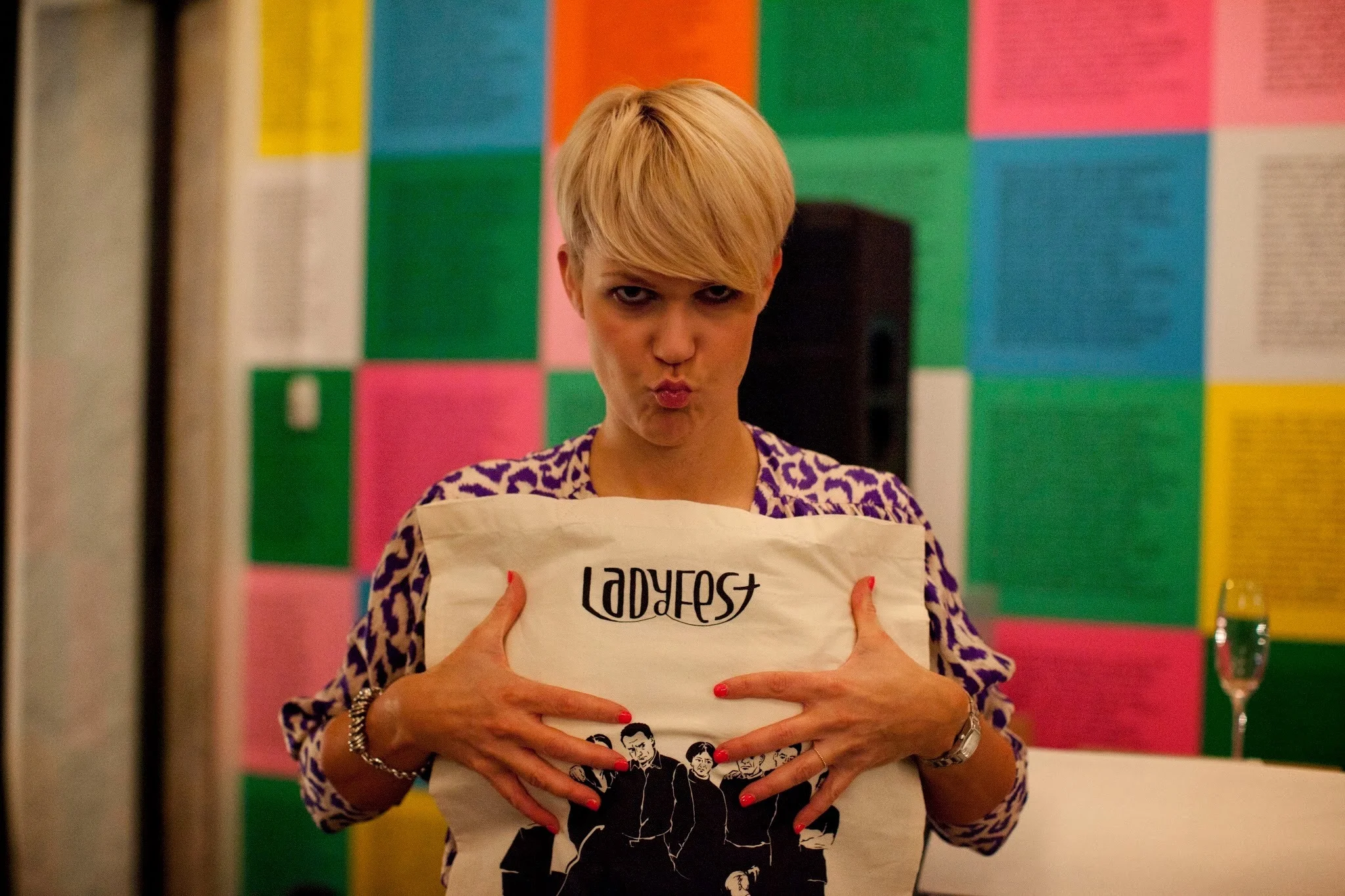 Sigrid Bonde Tusvik poserer med Ladyfest handlenett, 2014.