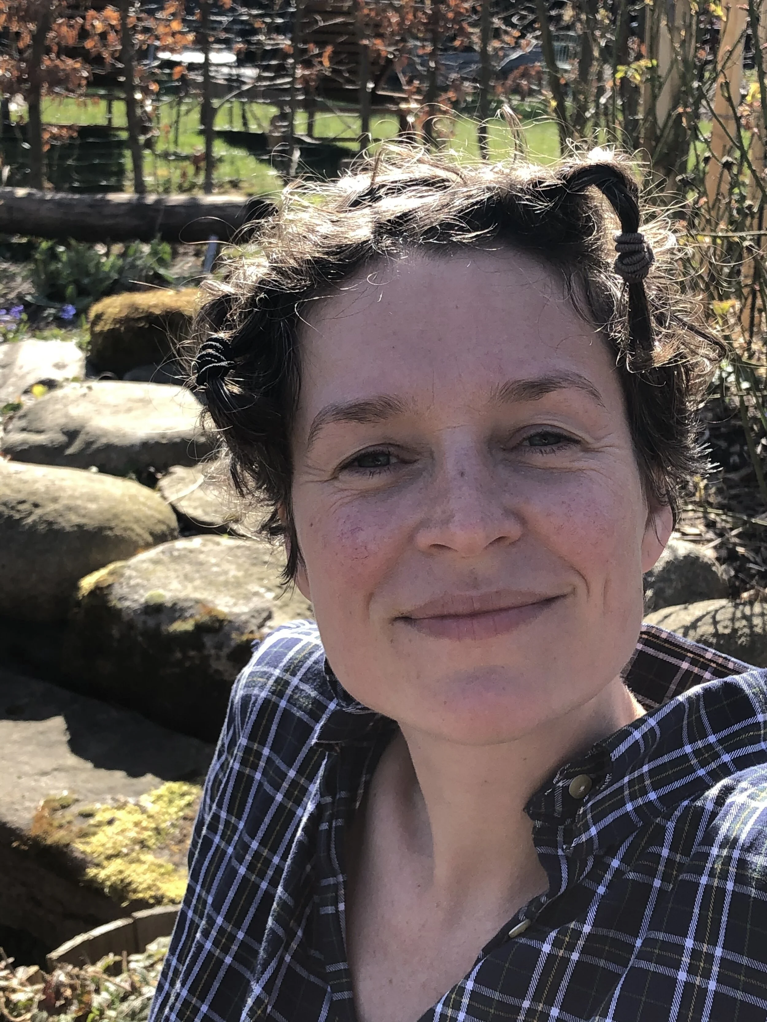 Og her er havetossen selv. En tidlig forårsdag kort efter første nedlukning, hvor jeg skulle have været hos frisøren, og min datter konstaterede, at mit hår endeligt var langt nok til at blive flettet.