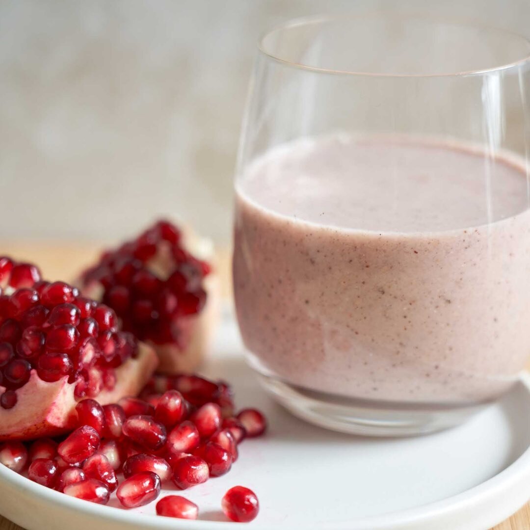 ⭕ Pomegranate Jewel Smoothie Recipe ⭕⁠⁠
⁠⁠
Save this recipe! ⁠⁠
⁠⁠
Here's what you'll need:⁠⁠
3 tbsp pomegranate seeds (50 g)⁠⁠
1 large kiwi fruit⁠⁠
1/2 cup low fat yogurt ⁠⁠
1/2 cup brazil nuts⁠⁠
1 tsp honey⁠⁠
1 tbsp vanilla extract⁠⁠
⁠⁠
Everything 