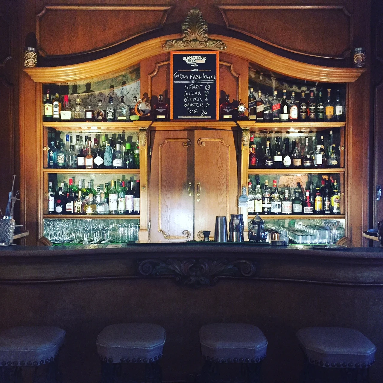 GRAND HOTEL CRAVAT. A CLASSIC WITH A BAR.