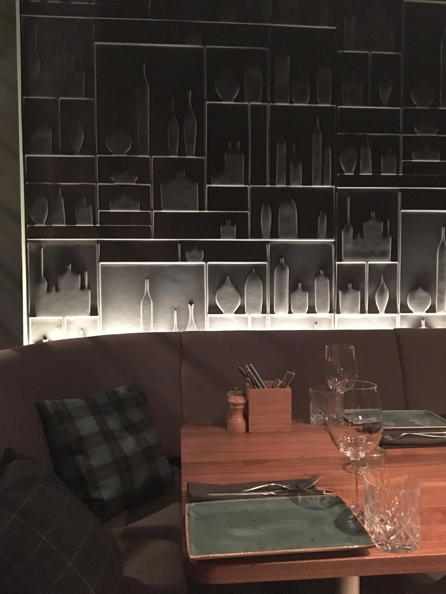 UM PLATEAU. LOCAL NAME, COSMOPOLITAN GAME.