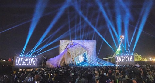A week ago today we opened IICON at Block9 Glastonbury for the first time and WOW 🤩
.
IICON is giant 65ft anonymised head, a pseudo-religious monument that looks to the scary realties emerging in our digital world.
.
I cannot tell you how fortunate 