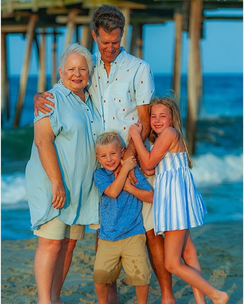 Keeping with the best company under the sun!  Beachside bonding with Grandma and Grandpa!! By @candace.owens 
.
.
.
#grandparents #beachvacation #beachsidebabes #memories #creatingmemories #beachportraits #familybeachportraits #beachvacation #familyb