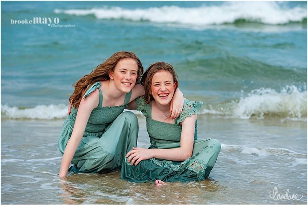 Double the fun!  Twin sisters playing in the ocean at the @sanderlingresort !  By @candace.owens 
.
.
.
#sanderlingresort #ducknc #doducknc #outerbanks #outerbanksnc #outerbanksvacation #obx #obxnc #obxvacation #twins #twinning #sisters #family #fami