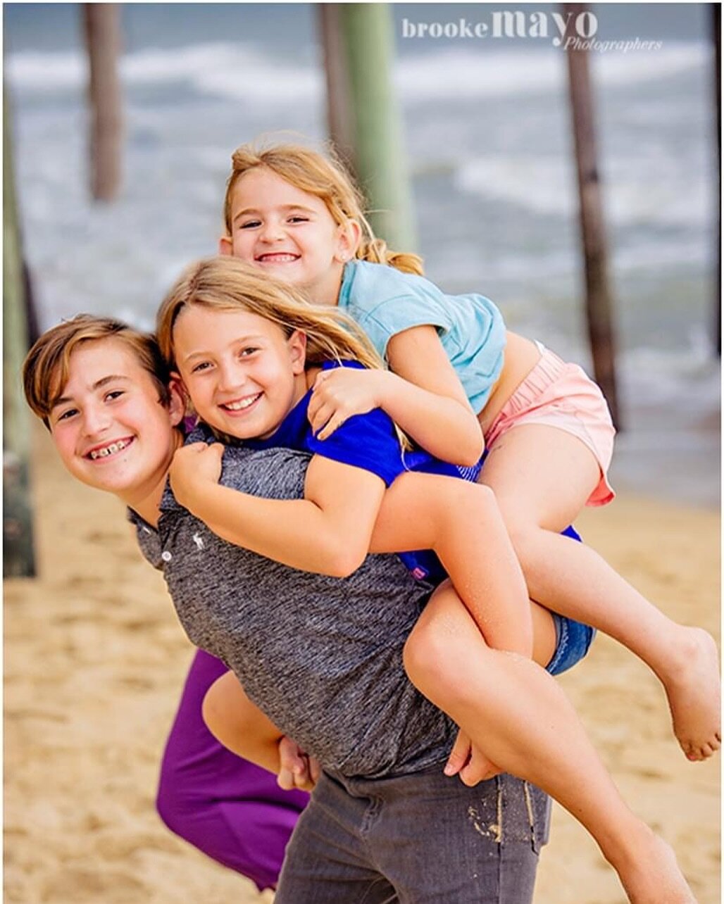 These smiling faces are sure to brighten this rainy OBX day! 
.
.
.
#smiles #outerbanks #outerbanksnc #outerbanksphotography #obx #obxnc #obxphotographer #obxphotography #kittyhawk #kittyhawkpier #kittyhawknc #kittyhawkbeach #siblings #family #family