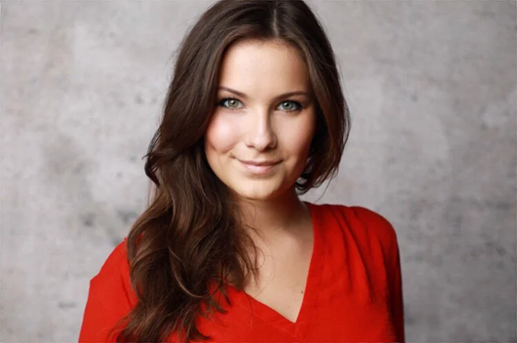 Adriana Jodlowska Meine rechte Gehirnhälfte dominiert die linke, seit ich, naja, denken kann. Ich habe schon als Kind gerne Geschichten geschrieben und Abneigung für jegliche Zahlen empfunden – außer der auf Buchseiten. Mit 19 studierte ich wenige S…