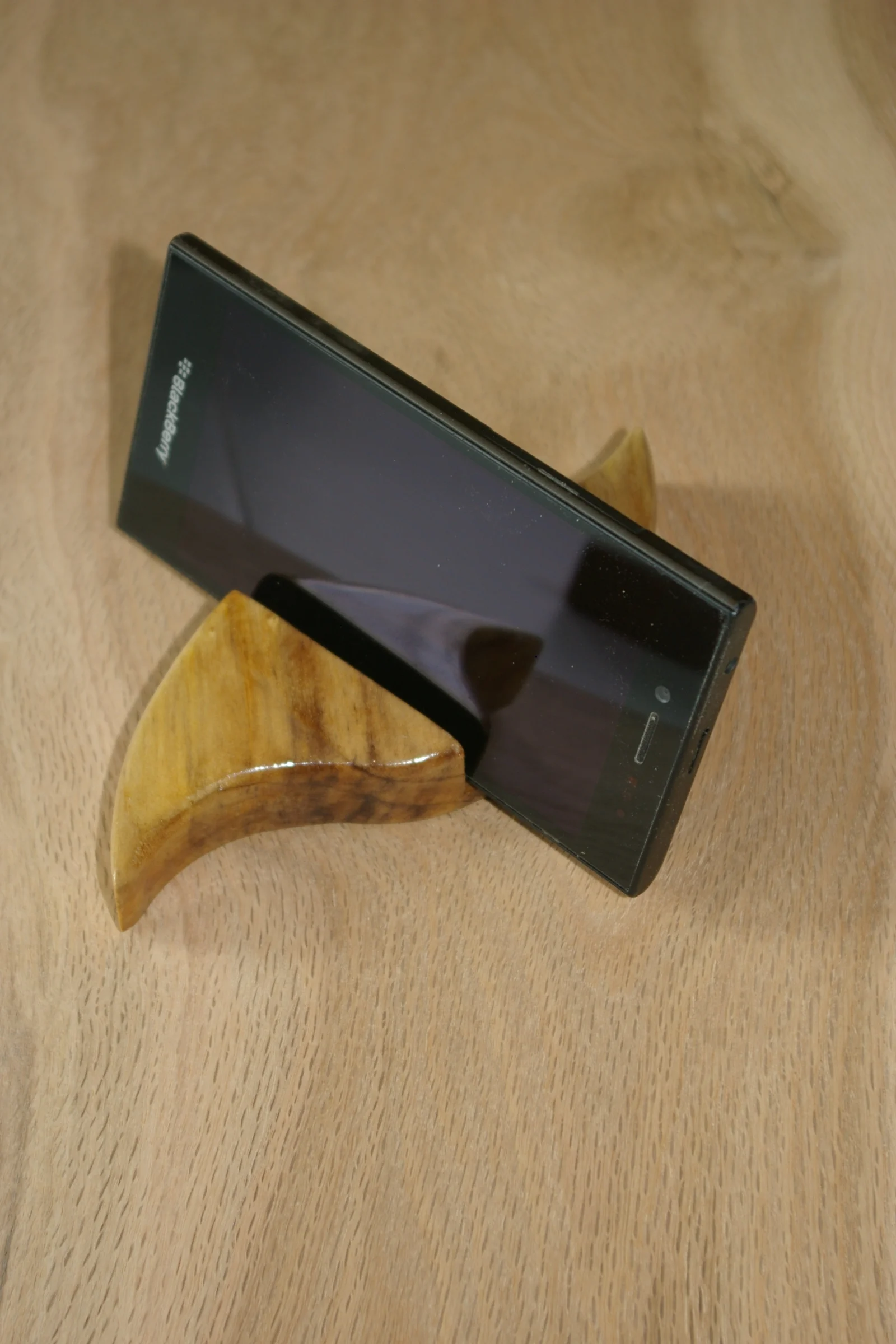 525 cell phone desk top holder beech 10a.jpg