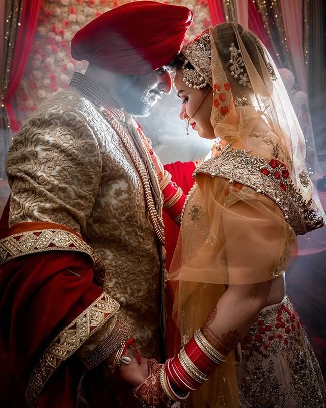 Fact#22 - Netflix was founded before Google. .
.
Totally digging the royal vibes from this couple. 👑👸🤴
.
.
#reelbride #punjabibride #southasianbridemagazine #weddingphotograph #reelinitiative #punjabicouples #beverlyhillsweddingphotographer #punja