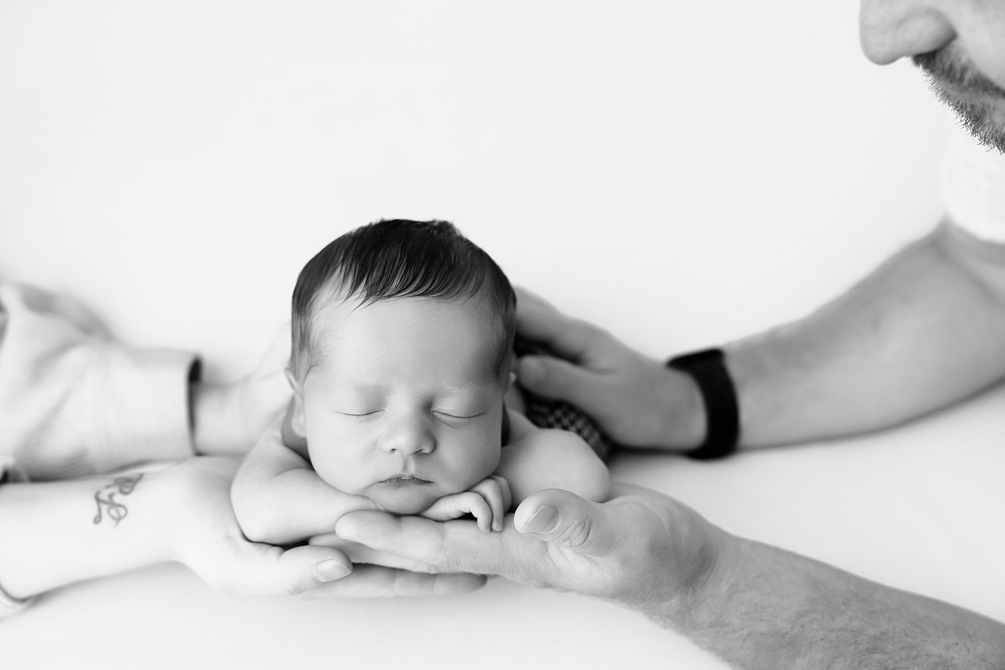 🖤 I finally did some black and white photos&hellip; and I&rsquo;m in LOVE. There's something so timeless and emotional about capturing these little details in black and white. Tiny toes, peaceful faces, and the gentle strength of a parent's touch &m
