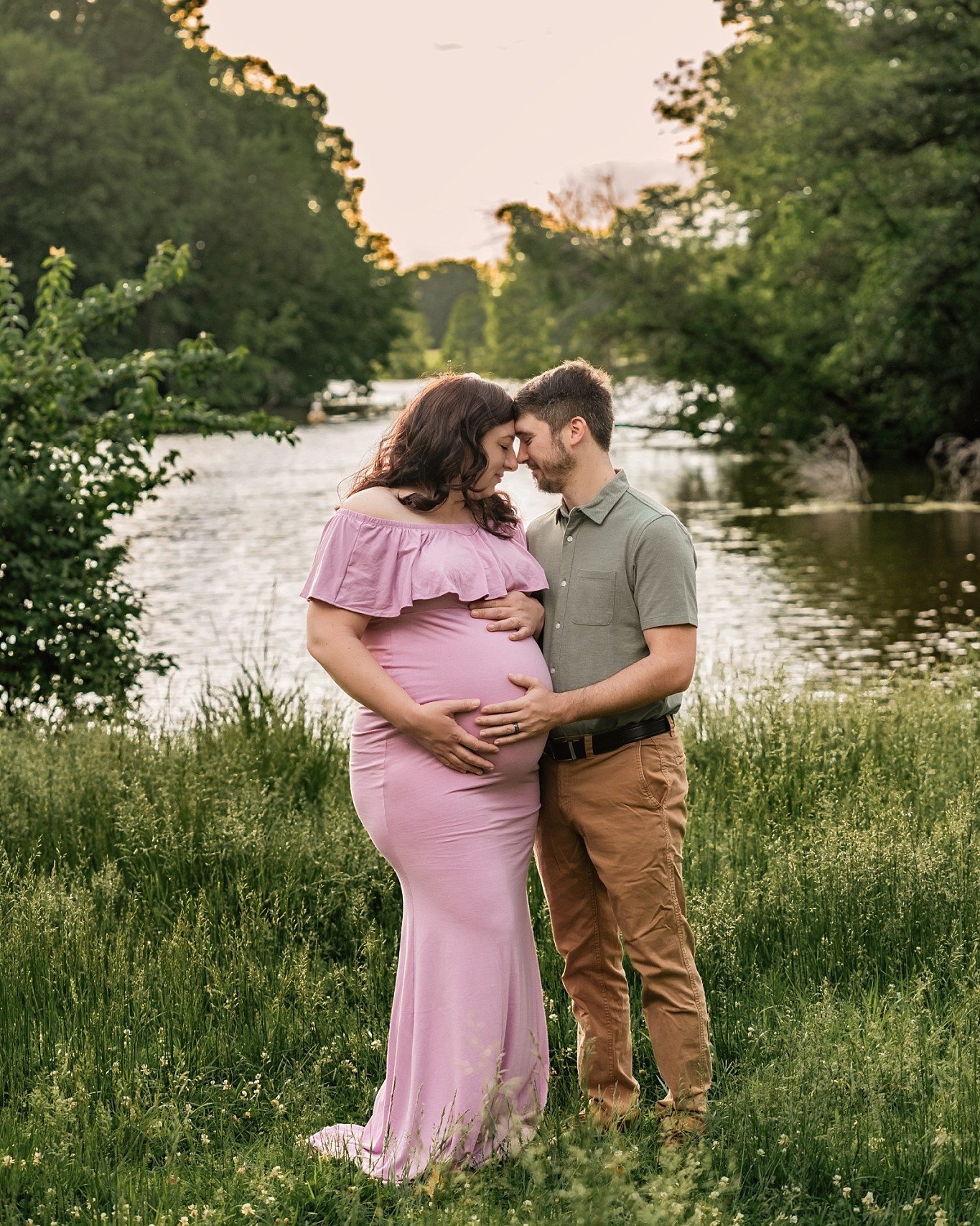 Golden hour magic ✨🌅

These family sunset sessions have been absolutely dreamy lately&mdash;and this mama-to-be was glowing in every single frame. The soft summer light, the sweet little kisses, the excitement for baby&hellip; it&rsquo;s what makes 
