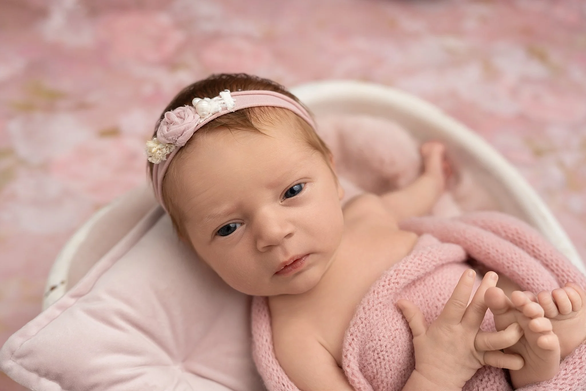 👣 Bright eyes &amp; tiny toes 👣
This little one was wide awake and soaking in the world around her&mdash;such a sweet reminder of how quickly these newborn days pass. 💕

📸 Conner James Photography
www.connerjamesphotography.com/booknow

#NewbornP