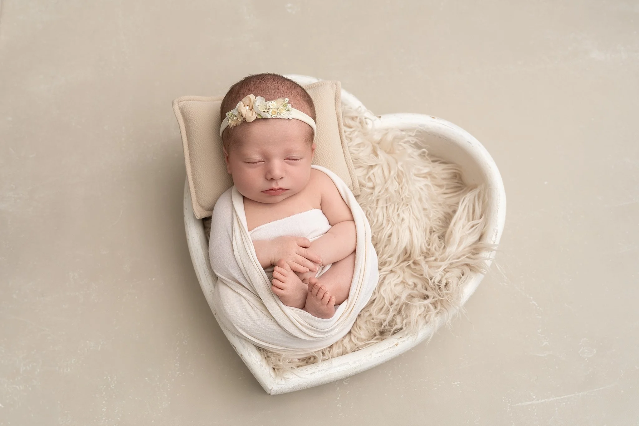 Snuggled safely in a heart-shaped bowl 🤍 I love how newborn sessions remind us just how tiny and perfect these little ones are. Every detail &mdash; from their toes to their peaceful expressions &mdash; deserves to be remembered forever.

📸 www.con