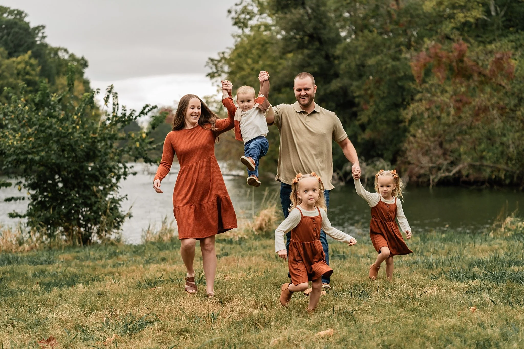 Running, laughing, swinging high in the air &mdash; this is what family sessions are all about. 🍂 These are the moments you&rsquo;ll want to look back on years from now&hellip; the joy, the chaos, the love that shines through in every frame.

📸 www