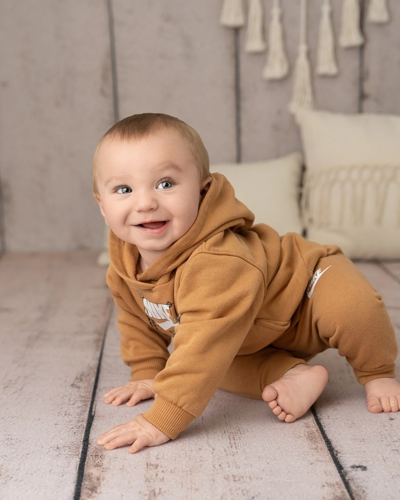 That smile. Those eyes. And the way he&rsquo;s so proud of himself for crawling around the studio 🧡 These little milestone sessions are such a sweet way to capture all the personality that blooms in just a few short months. Babies don&rsquo;t stay l