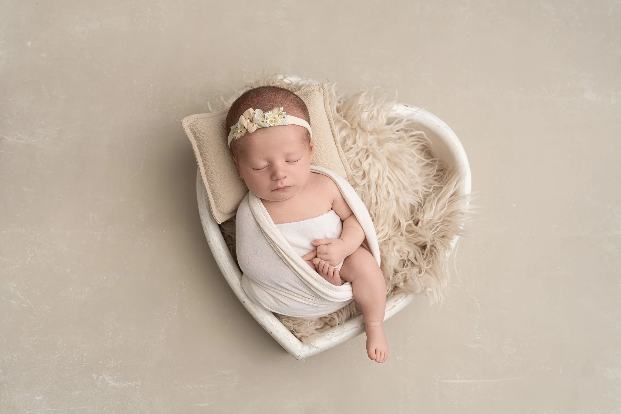 So tiny, so new, and already so loved 🤍 I&rsquo;ll never get over how perfectly these little ones fit right into the heart-shaped bowls &mdash; like they were meant to remind us just how much love they bring.

📸 www.connerjamesphotography.com/bookn