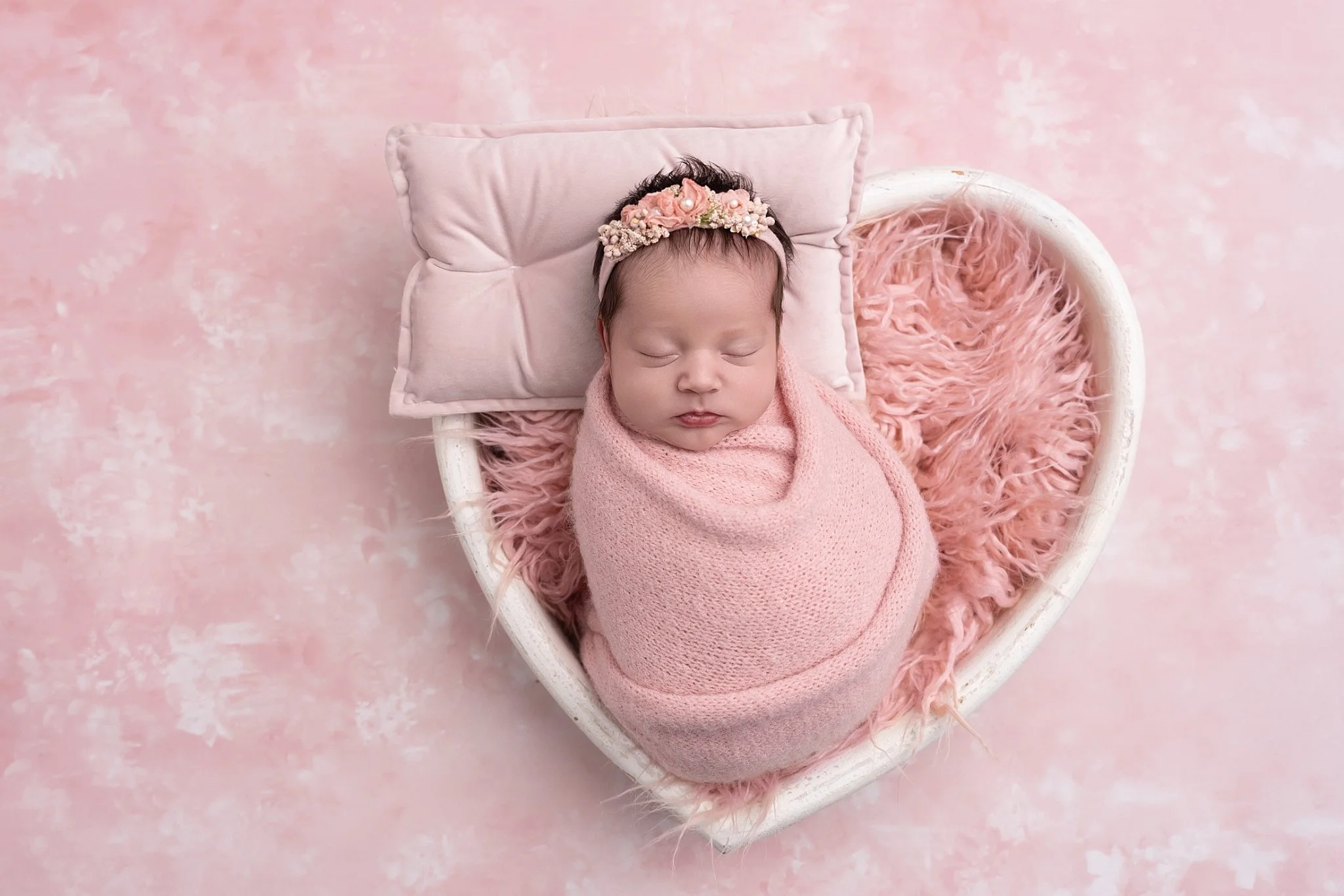 💗 The tiniest bundle of love 💗
Snuggled in pink, resting in a heart-shaped bowl &mdash; could this be any more perfect? ✨ Every detail says &ldquo;pure sweetness&rdquo; and I can&rsquo;t get enough of her little lips and peaceful face.

Capturing t