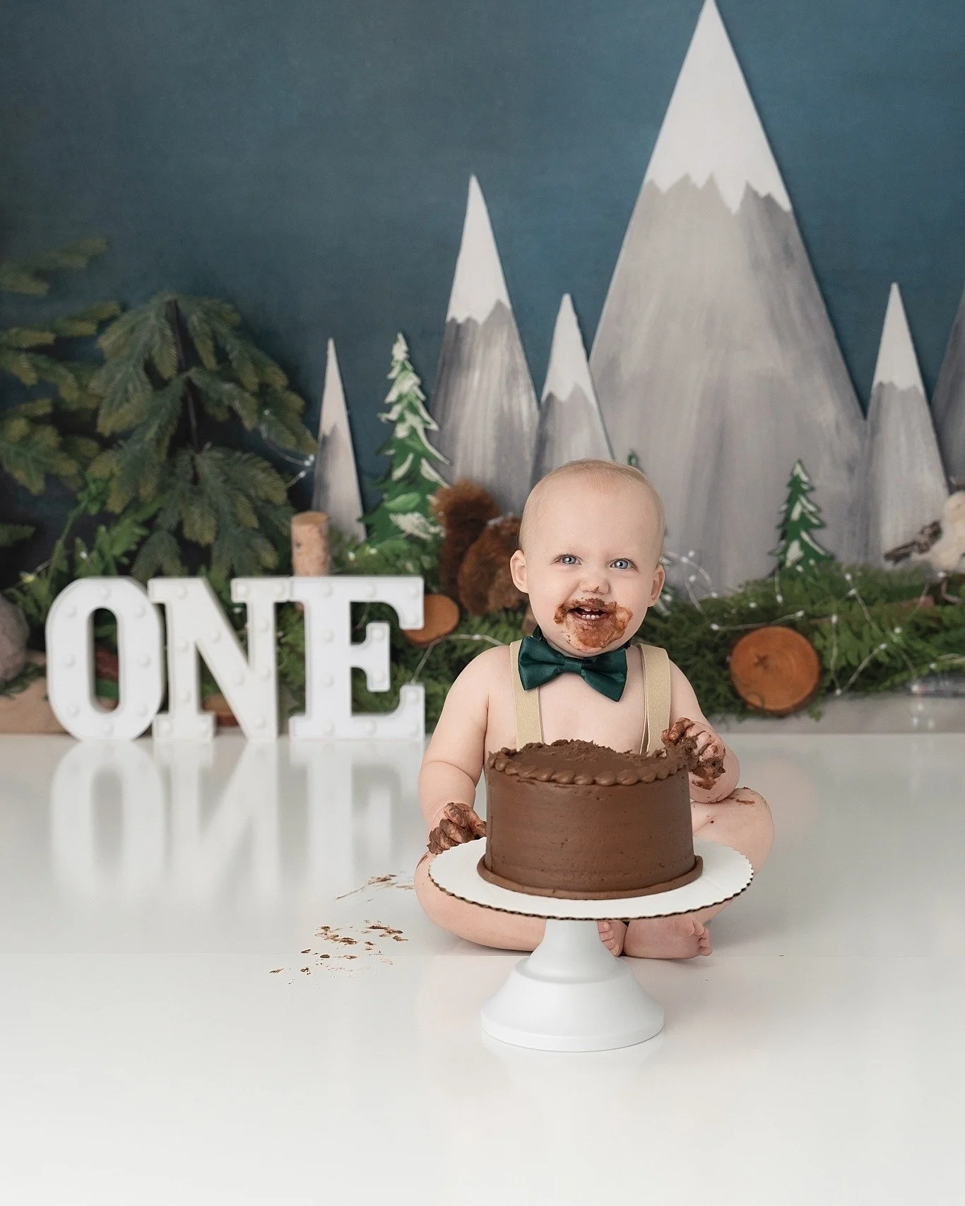 🎂✨ Turning ONE never looked so sweet! ✨🎂
From bowtie cuteness to chocolate-covered smiles, this little guy rocked his cake smash session in the most delicious way. 💕 These milestone sessions are always full of giggles, frosting, and memories to la